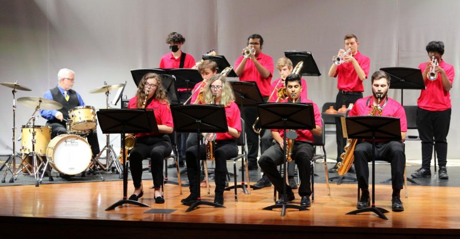 Picture of the whole jazz band including two directors.