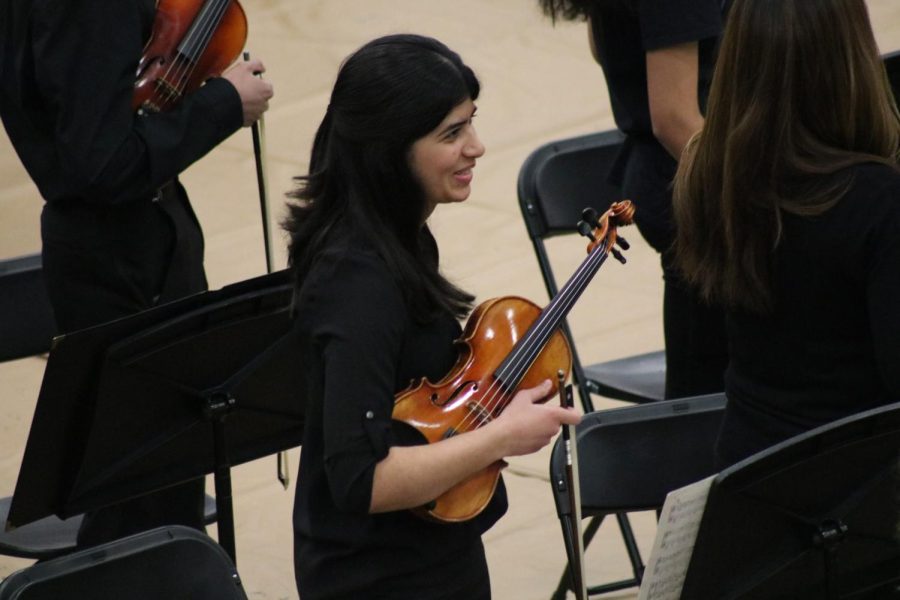 Sophomore Ivanka Joshi stands for the applause after performing. 
